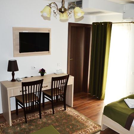 Casa Caroli Hotel Targu Jiu Ngoại thất bức ảnh