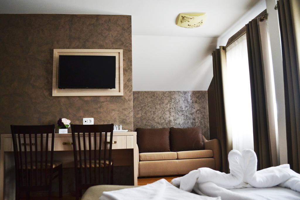 Casa Caroli Hotel Targu Jiu Ngoại thất bức ảnh