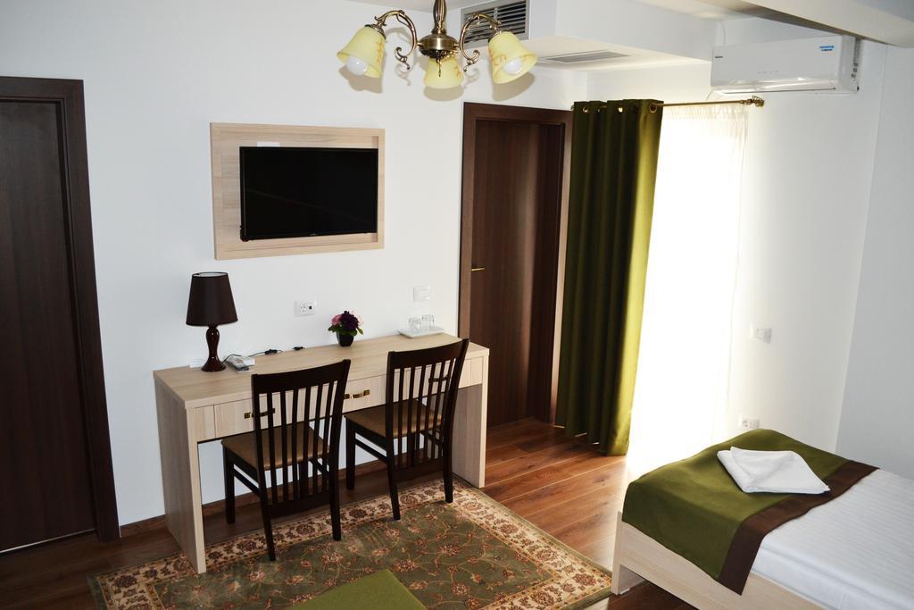 Casa Caroli Hotel Targu Jiu Ngoại thất bức ảnh