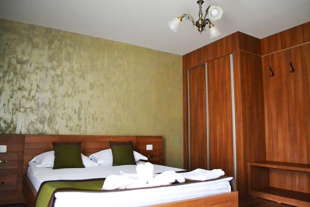 Casa Caroli Hotel Targu Jiu Ngoại thất bức ảnh