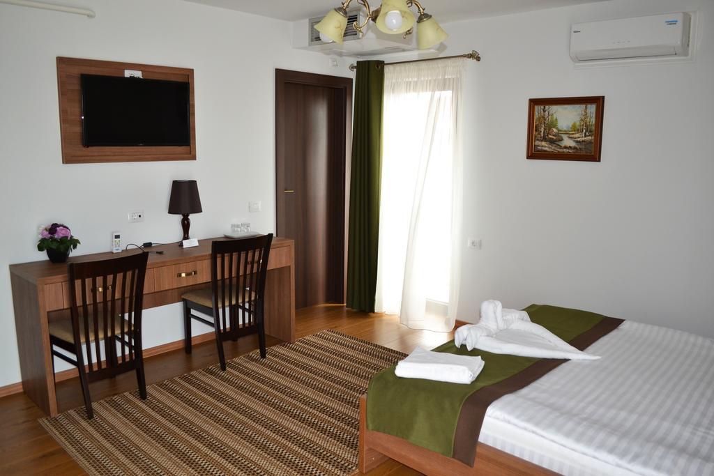 Casa Caroli Hotel Targu Jiu Ngoại thất bức ảnh