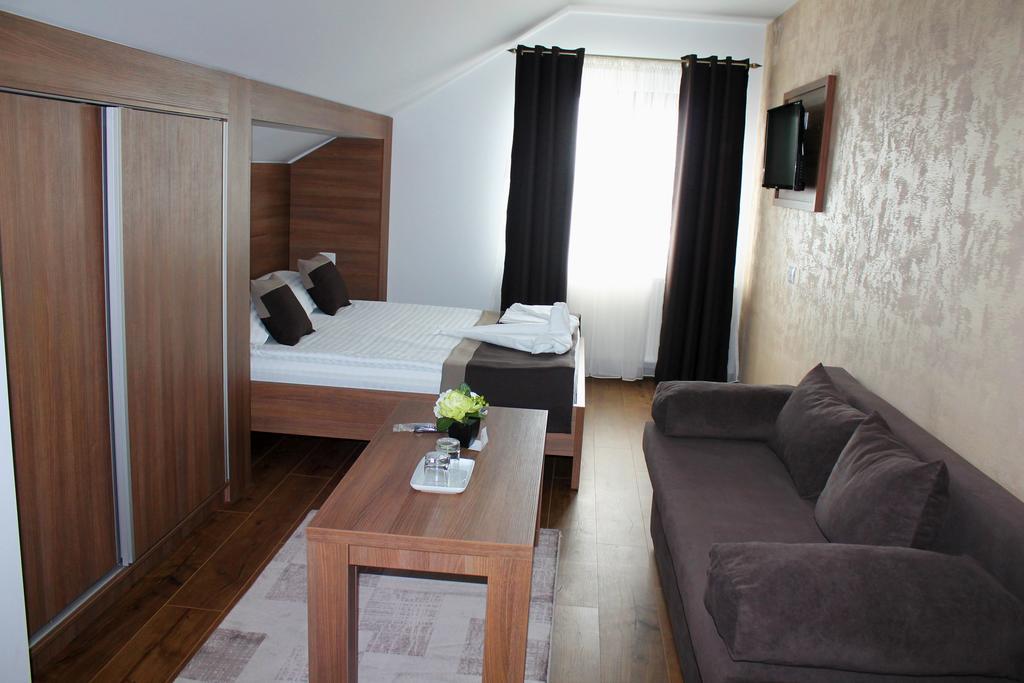 Casa Caroli Hotel Targu Jiu Ngoại thất bức ảnh