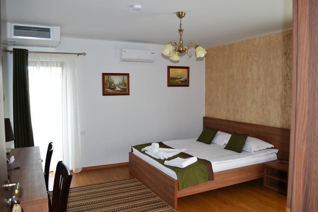 Casa Caroli Hotel Targu Jiu Ngoại thất bức ảnh