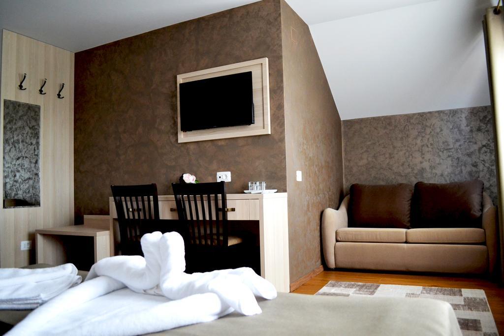 Casa Caroli Hotel Targu Jiu Ngoại thất bức ảnh
