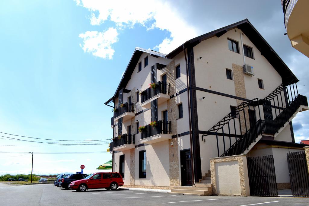 Casa Caroli Hotel Targu Jiu Ngoại thất bức ảnh